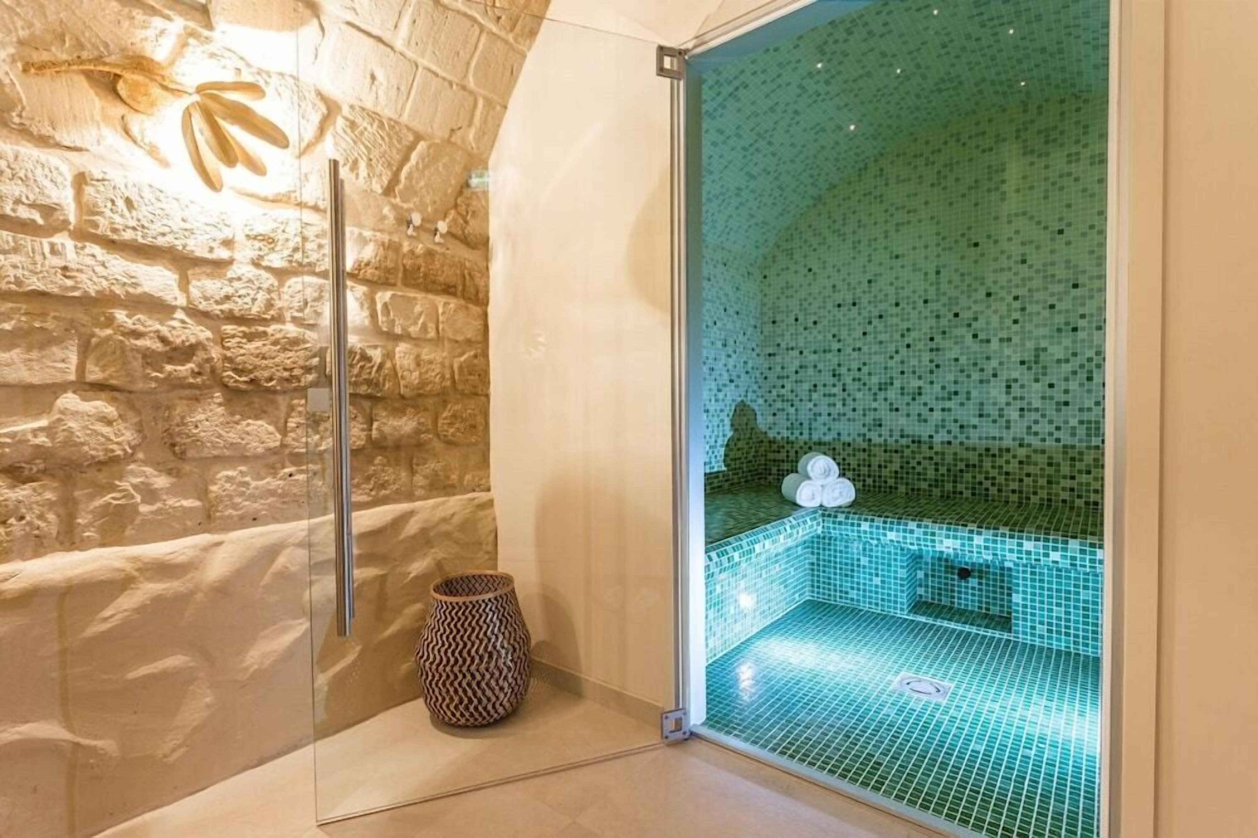 Bonsoir Madame Hotel 4*